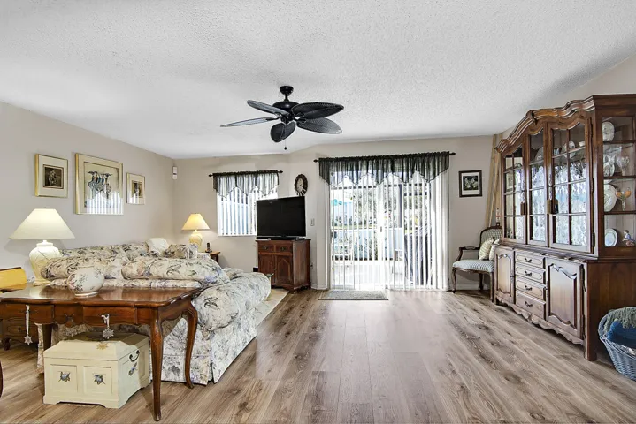 6189 Riverwalk_Unit 2_010