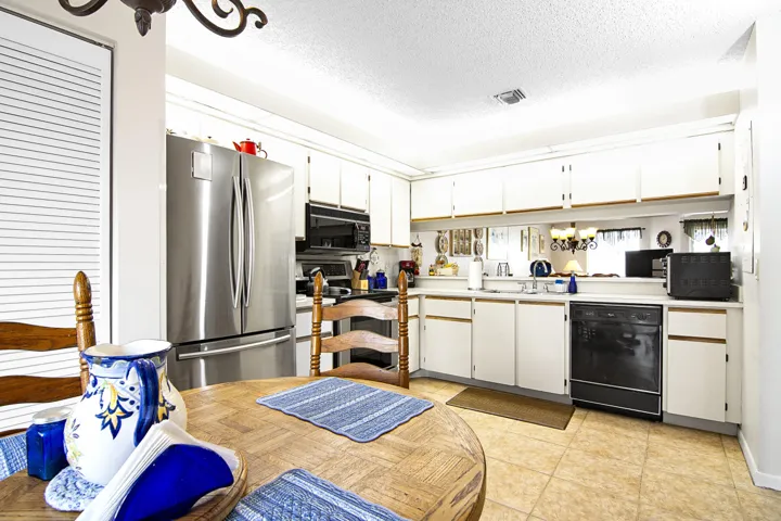 6189 Riverwalk_Unit 2_005