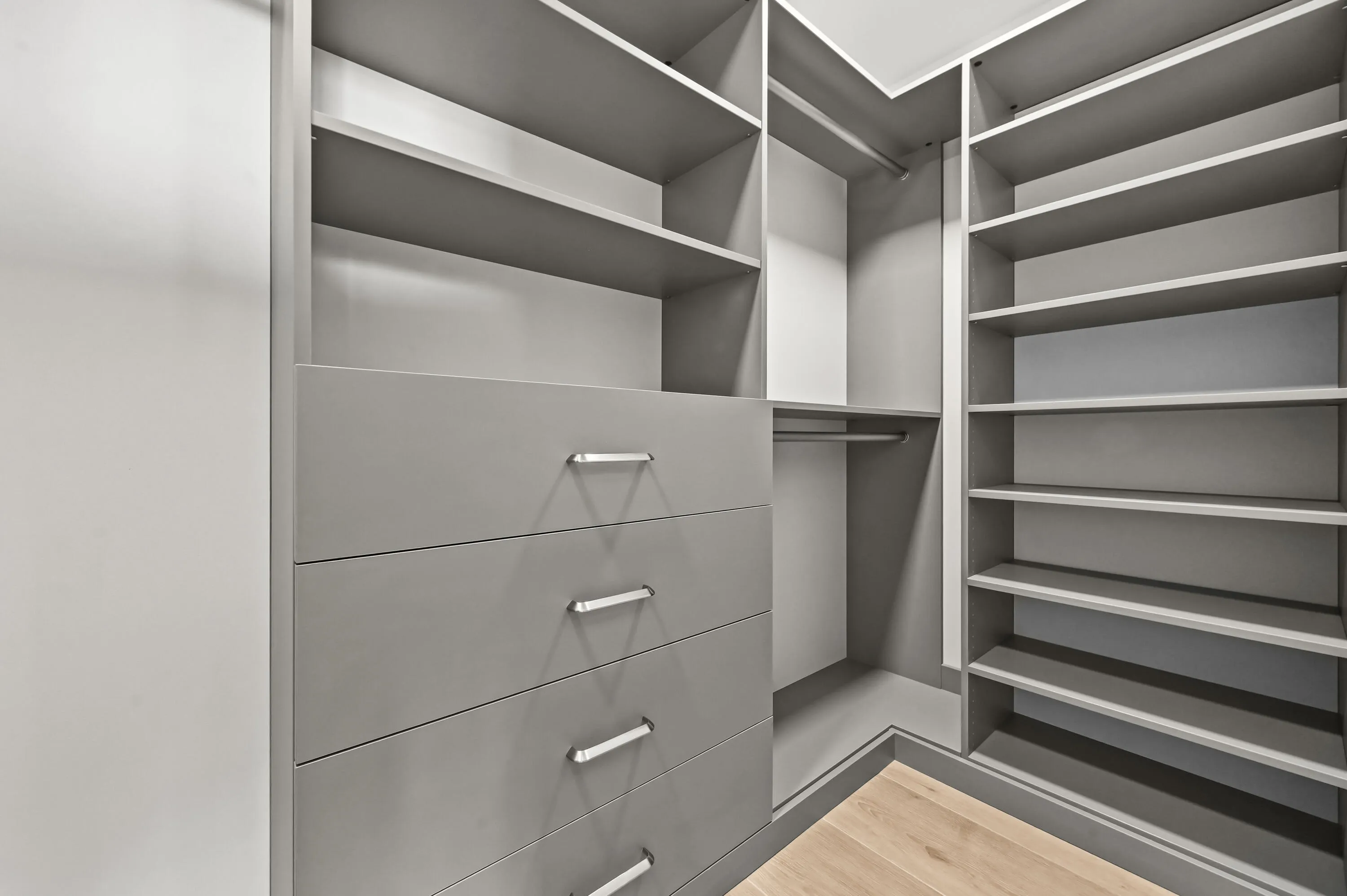 26 Closet 04