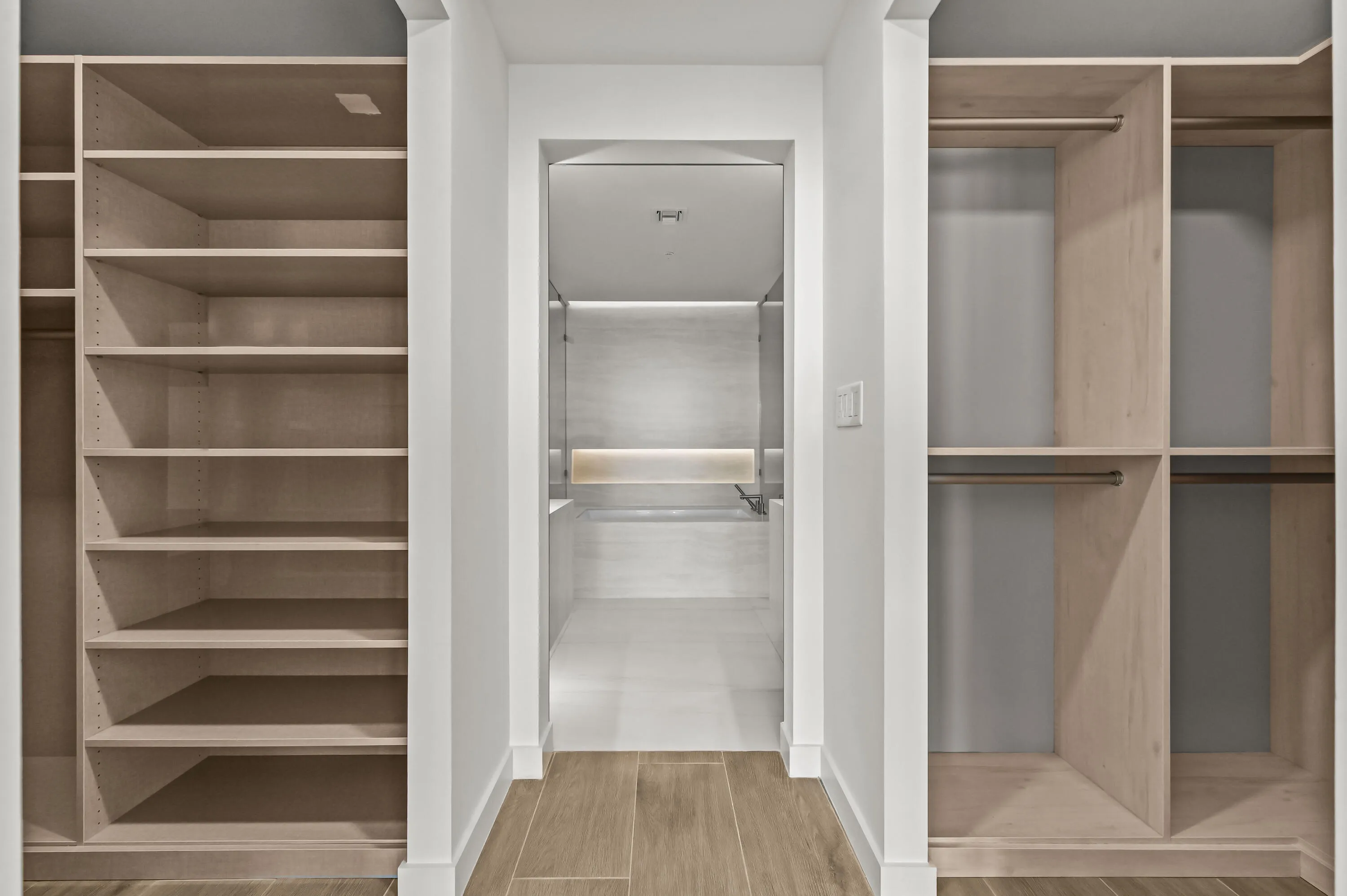 23 Closet 01