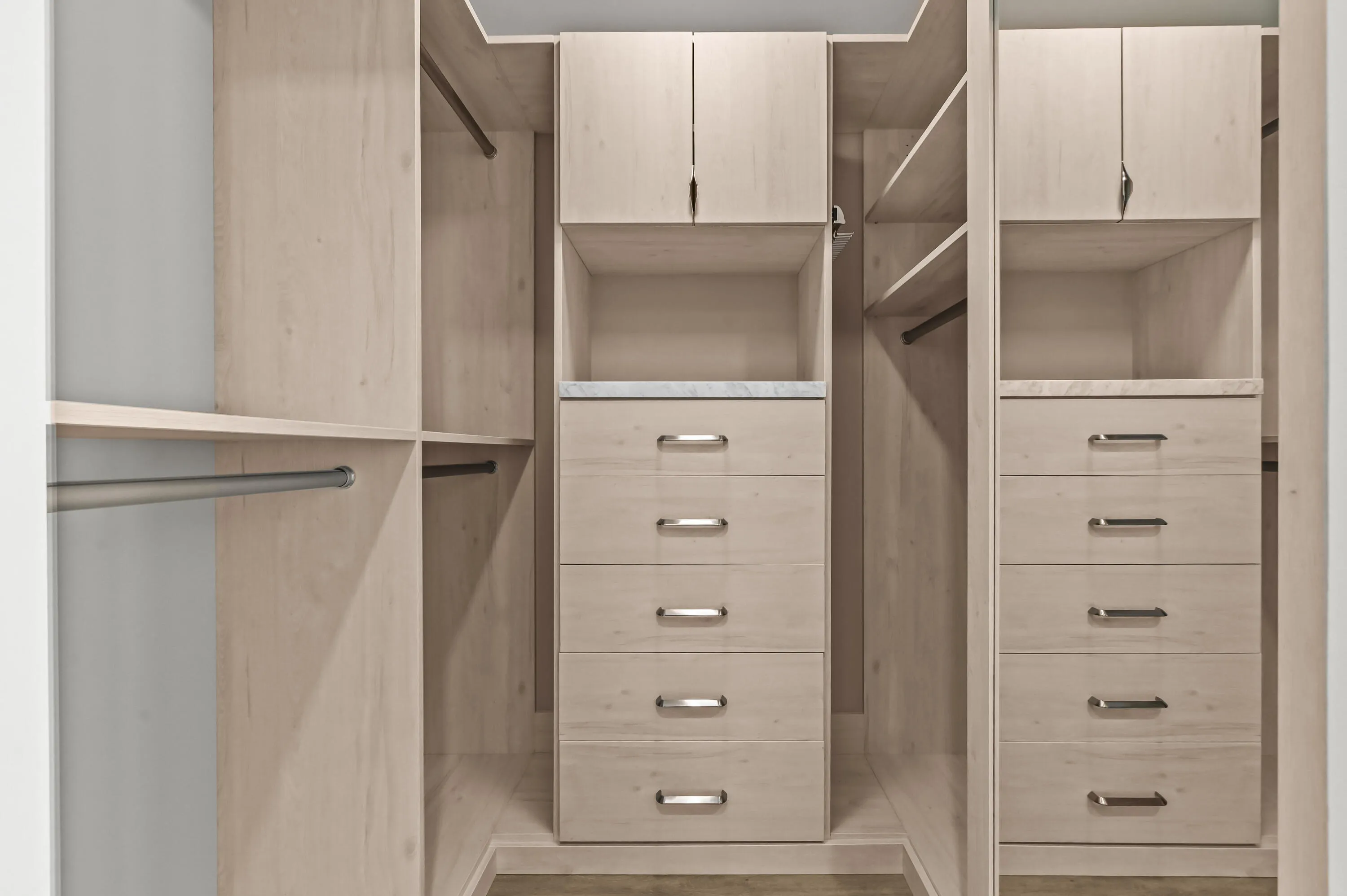 24 Closet 02
