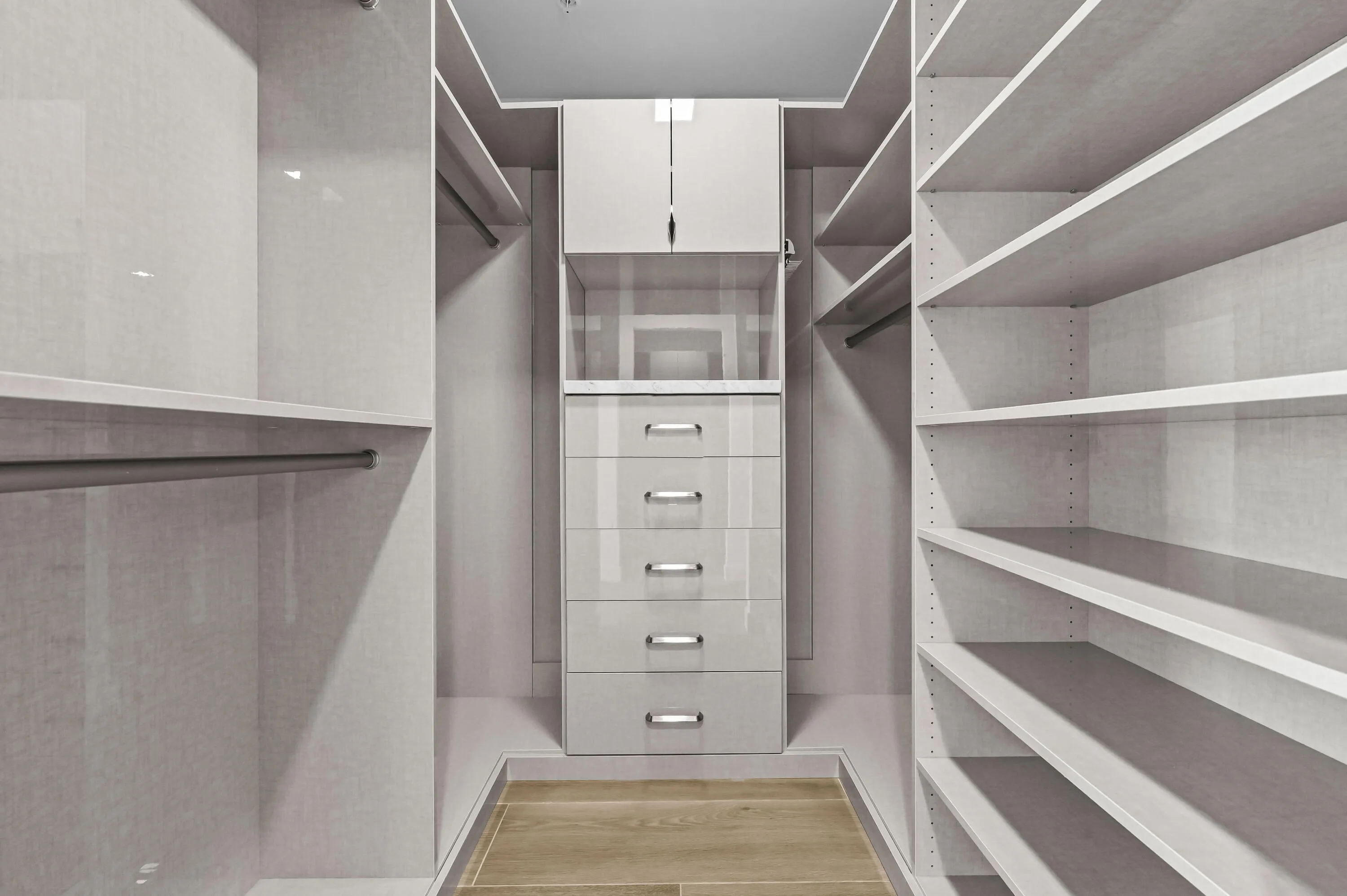 25 Closet 03
