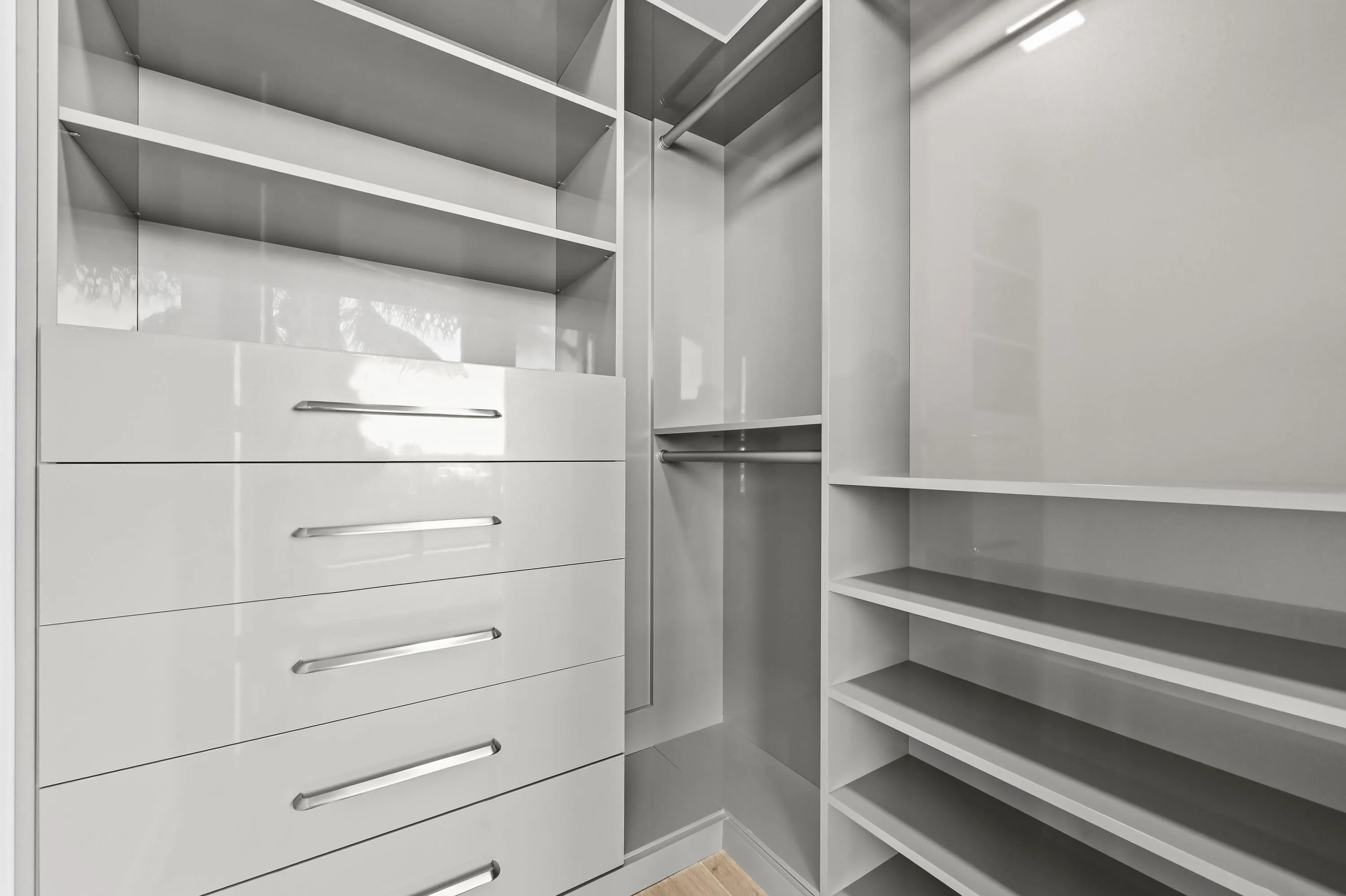 33 Closet 01