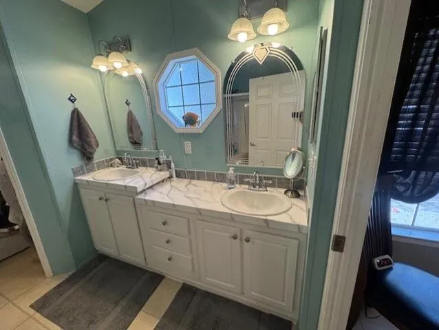 Main Bathroom 4