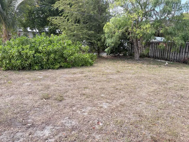 LARGE UNFENCED YARD