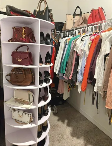 WALKING CLOSET
