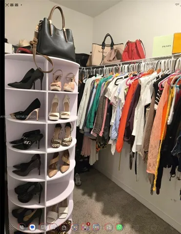 WALKING CLOSET