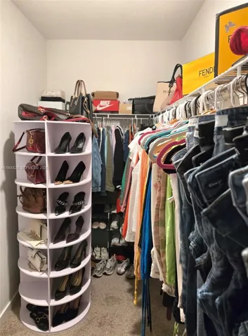 WALKING CLOSET