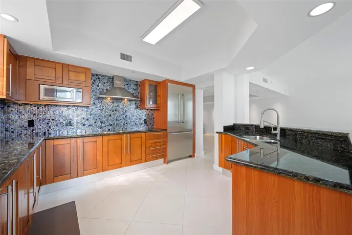 Spacious kitchen. Ample counter.