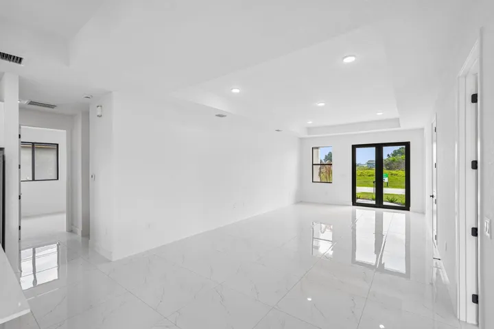 9-web-or-mls-W Broad Cir-S2404-009