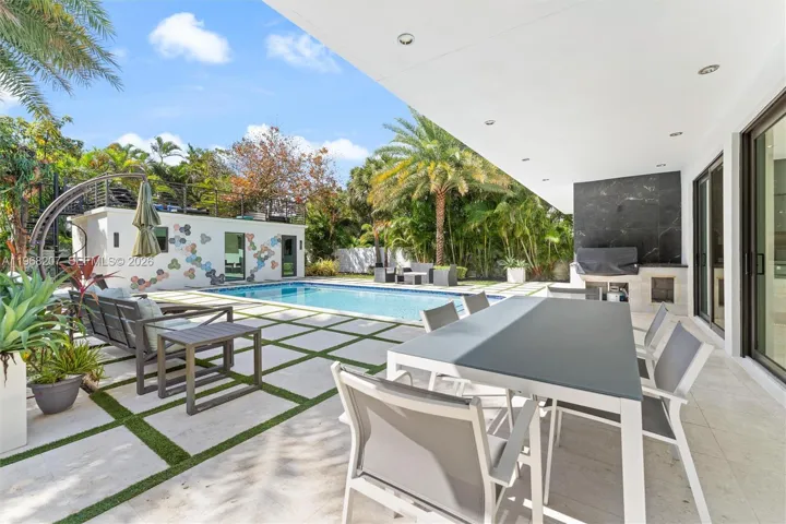 Outdoor Dinning Area