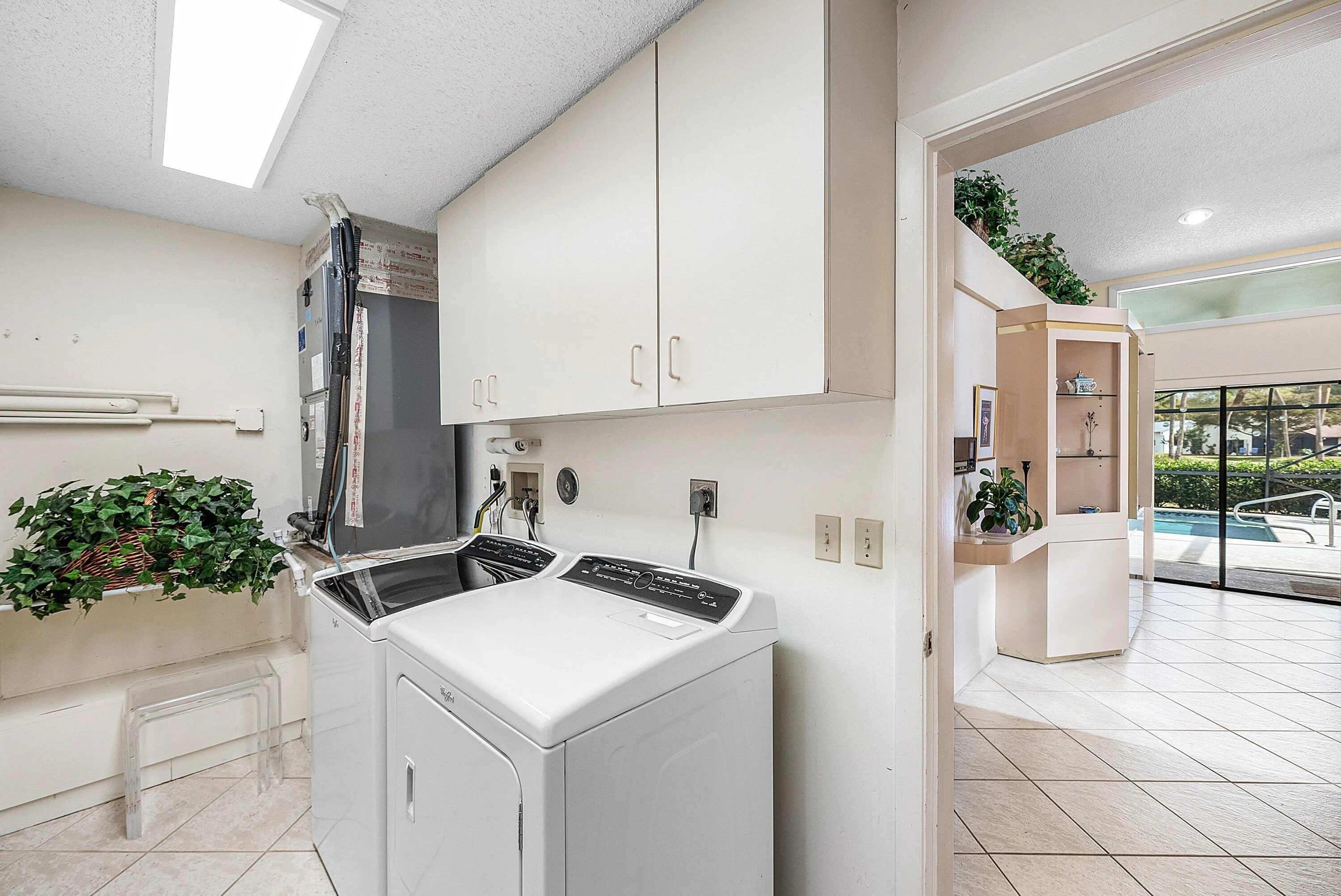 Laundry room with Closet