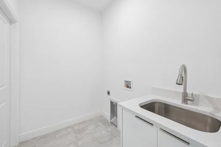 9-web-or-mls-S Castle Cir-S2204-009