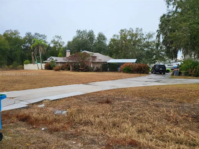 Circular driveway with ample parking