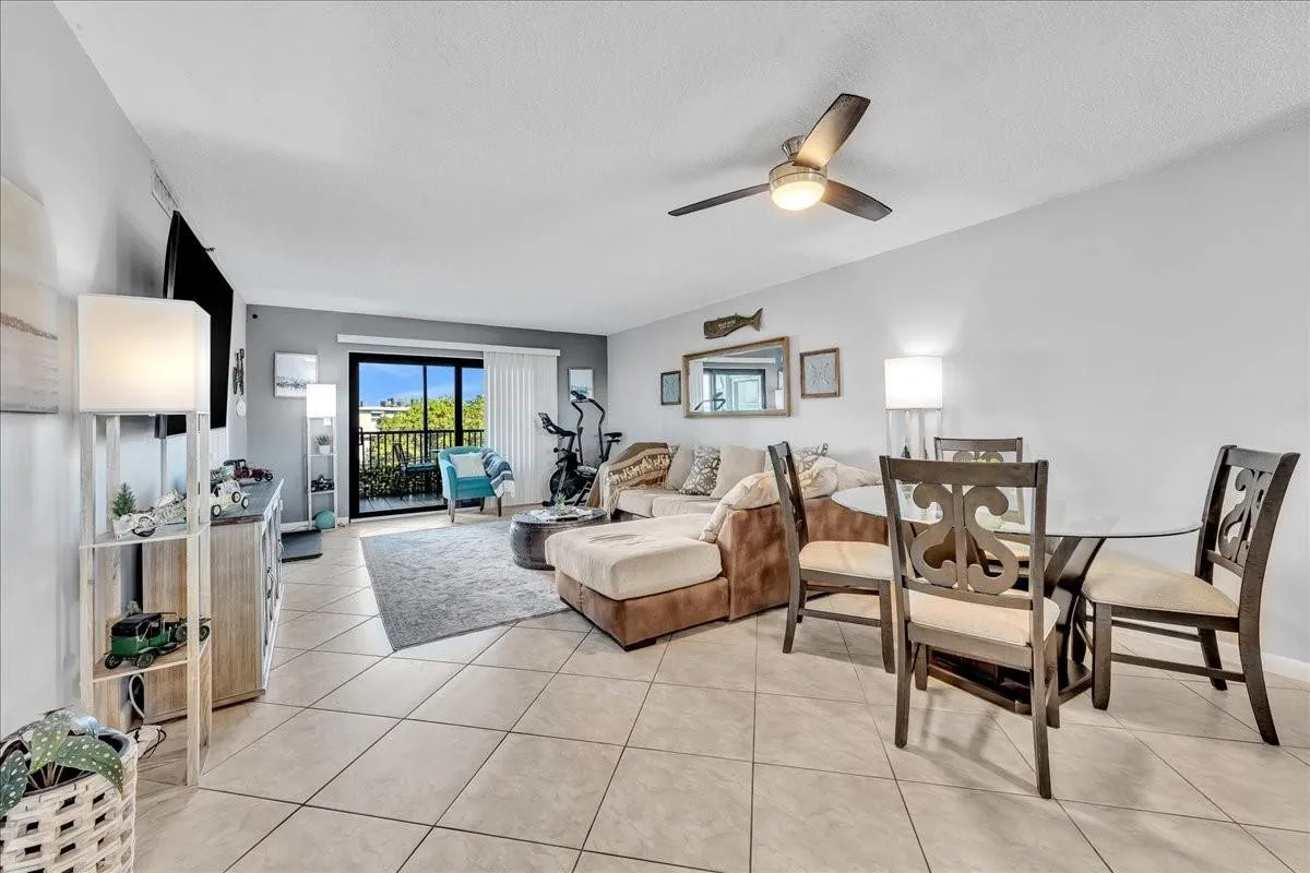 Ceiling fan with light