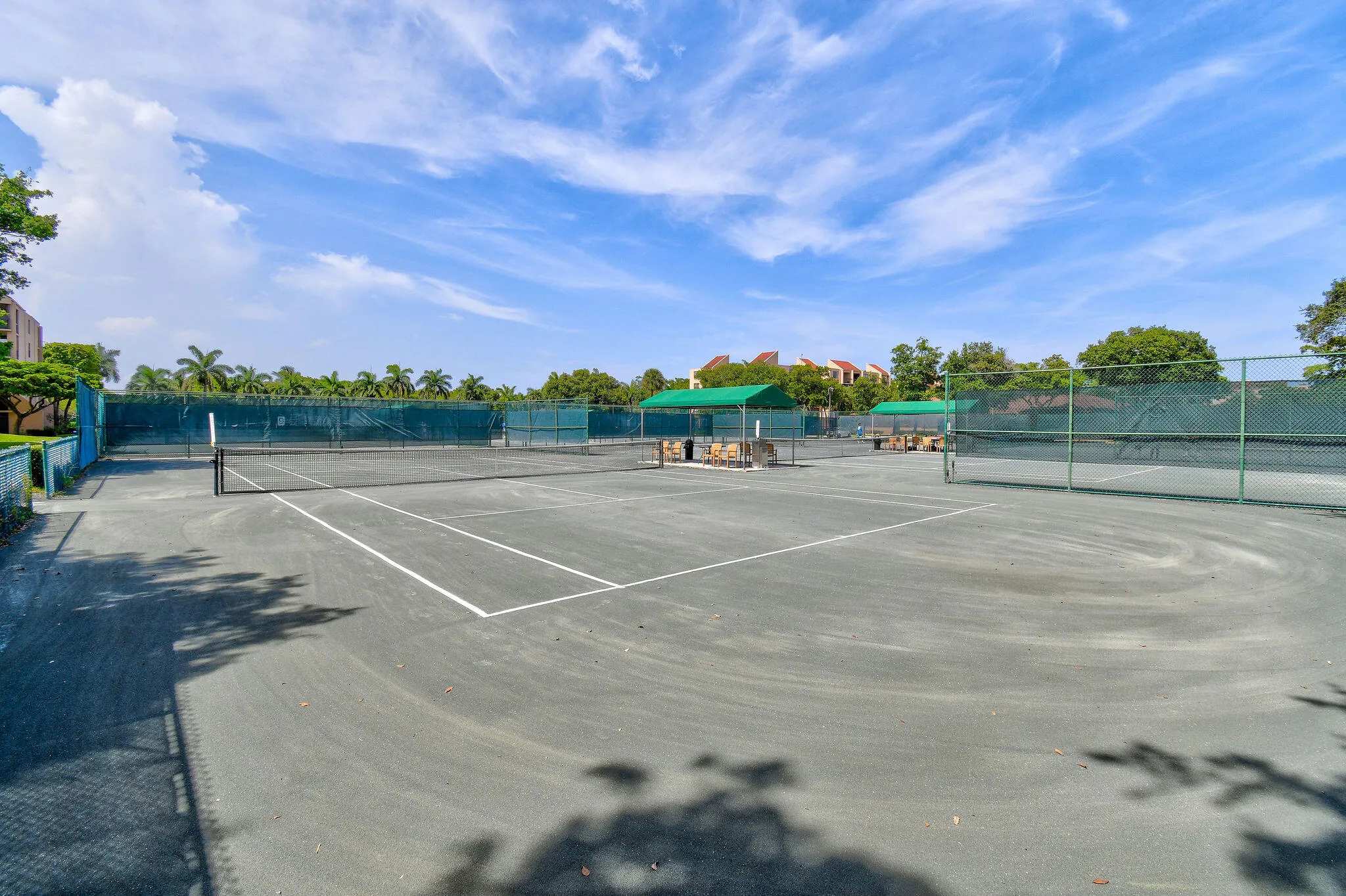 TENNIS & PICKLEBALL COURTS