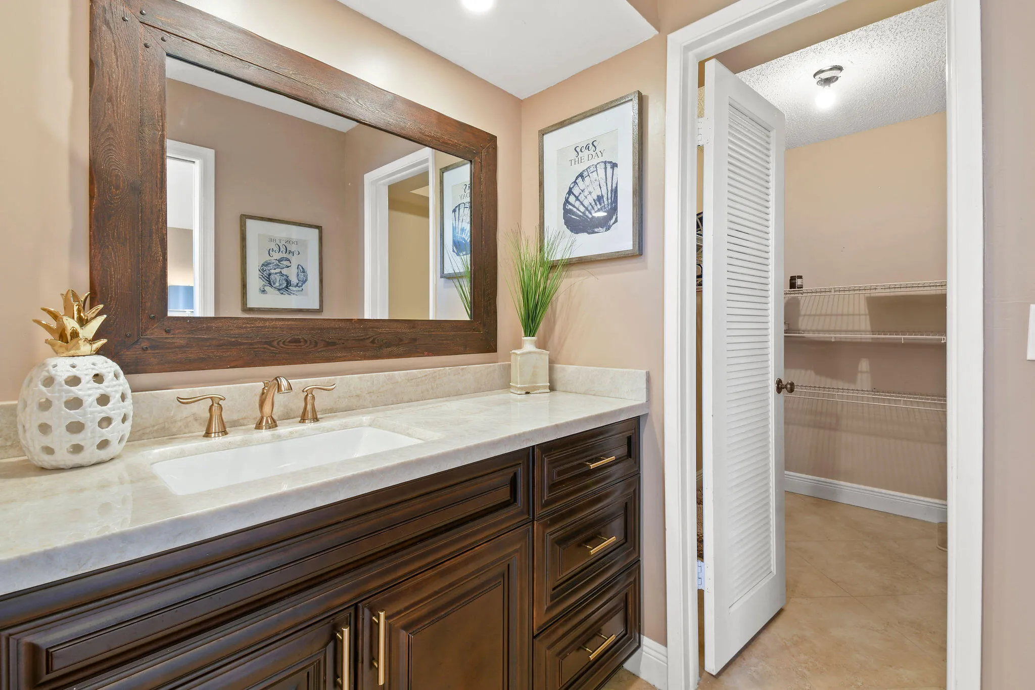 LARGE FRAMED MIRROR WITH DESIGNER SIMPLE AND CHIC DECOR