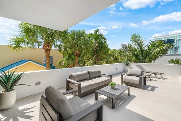 066-810PalmTrail-DelrayBeach-FL-33483-SM