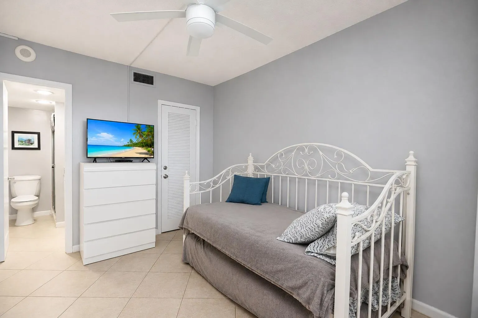 Guest Bedroom / Guest Bathroom
