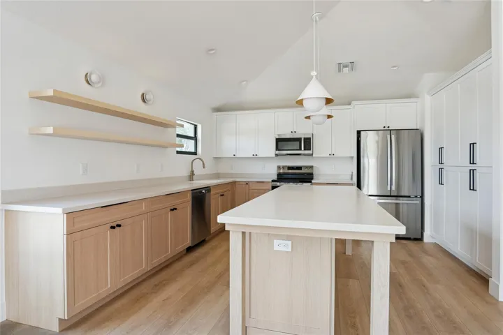 kitchen with eat-in dining island