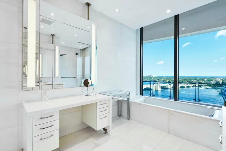 Primary​​‌​​​​‌​​‌‌​‌‌​​​‌‌​‌​‌​‌​​​‌​​ Bathroom