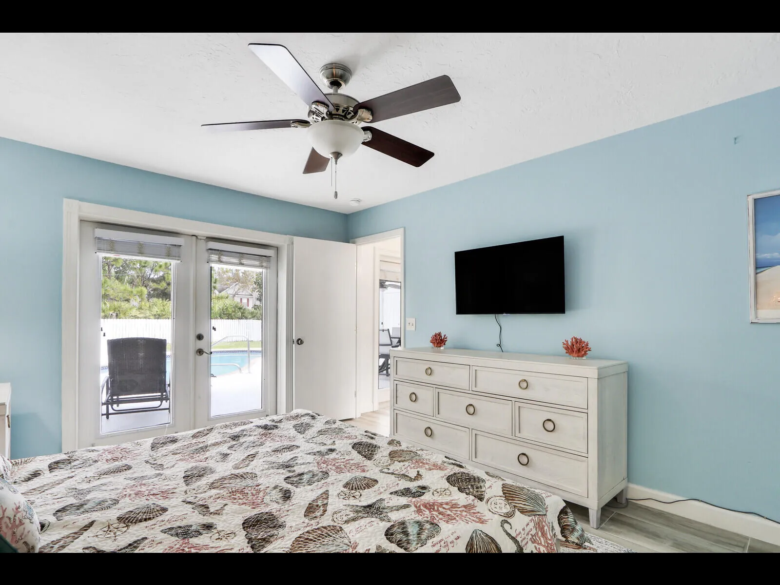 Main bedroom with door out to lanai