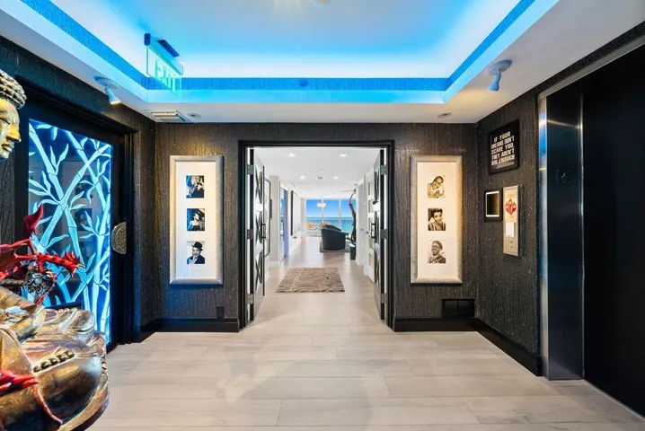 Private Foyer Elevator Entry