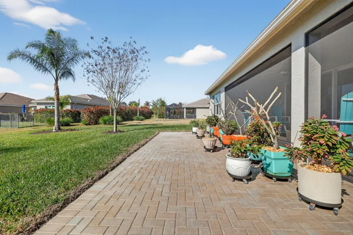 LARGE SCREENED IN PATIO