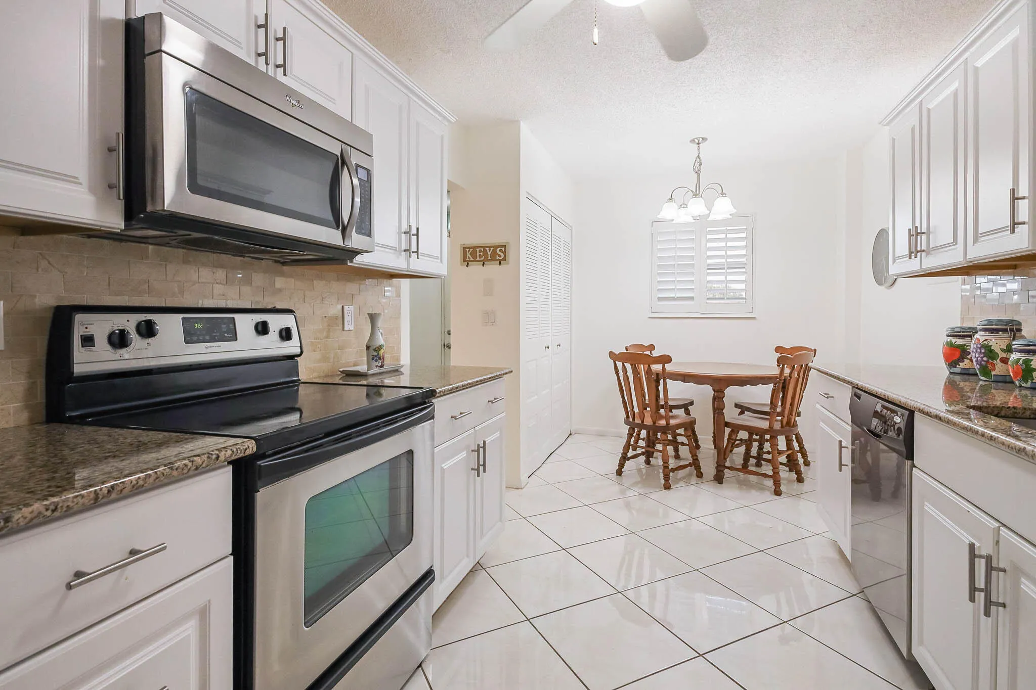 EAT-IN KITCHEN