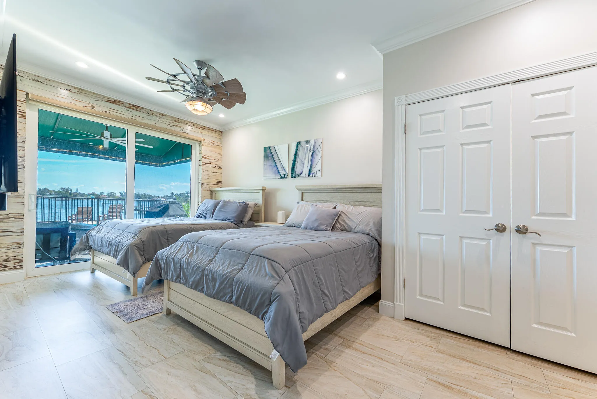 Fully furnished condo!