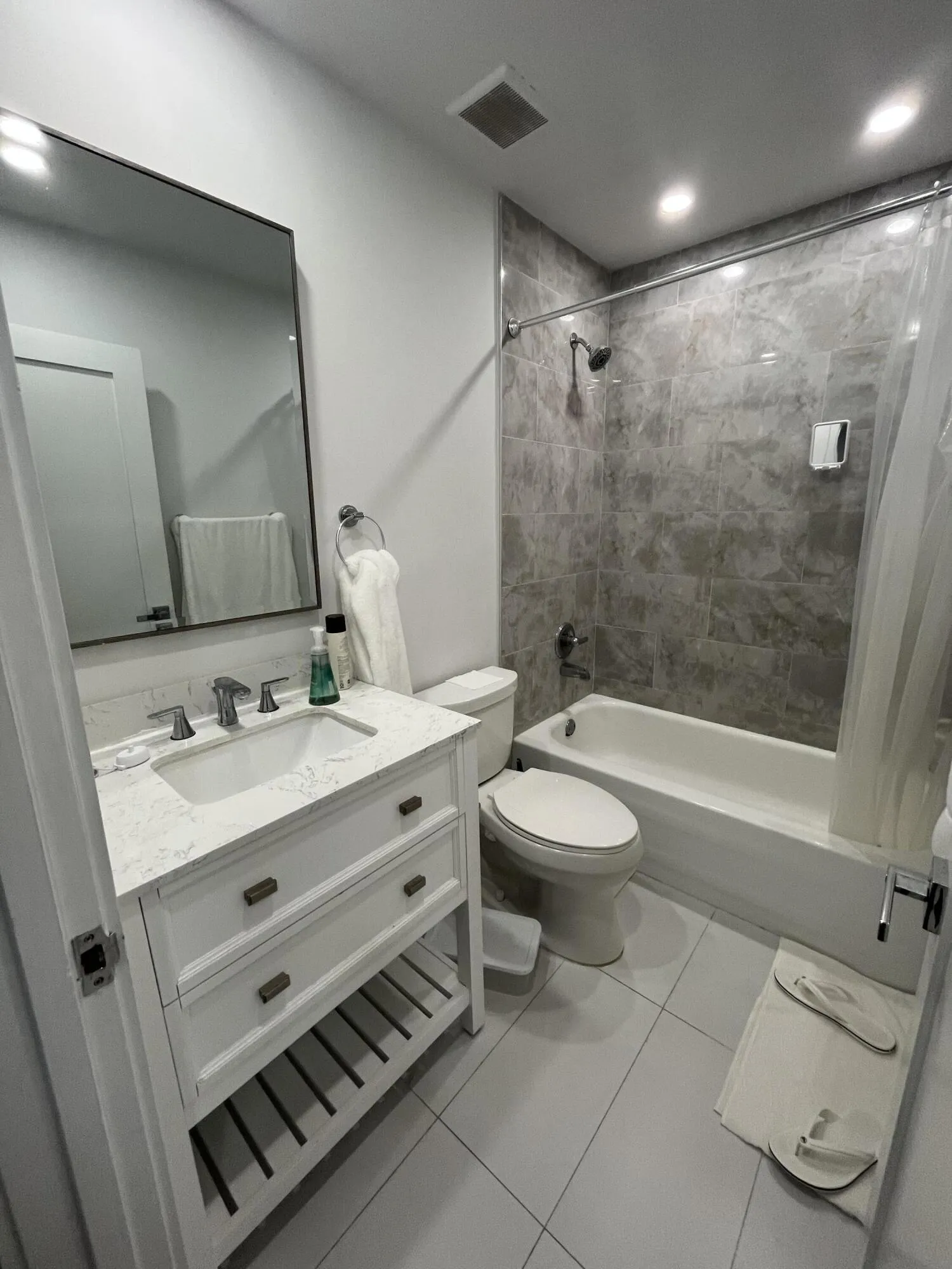 2nd/guest bathroom