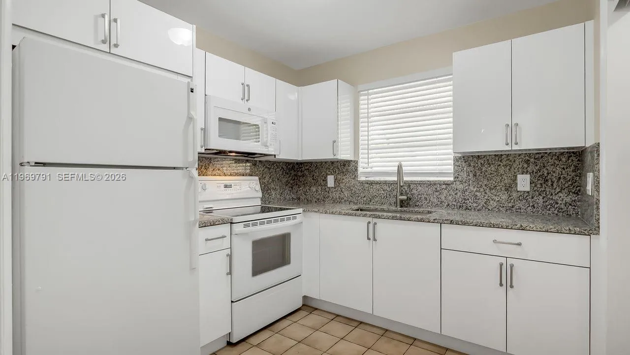 Apartment - new, full kitchen