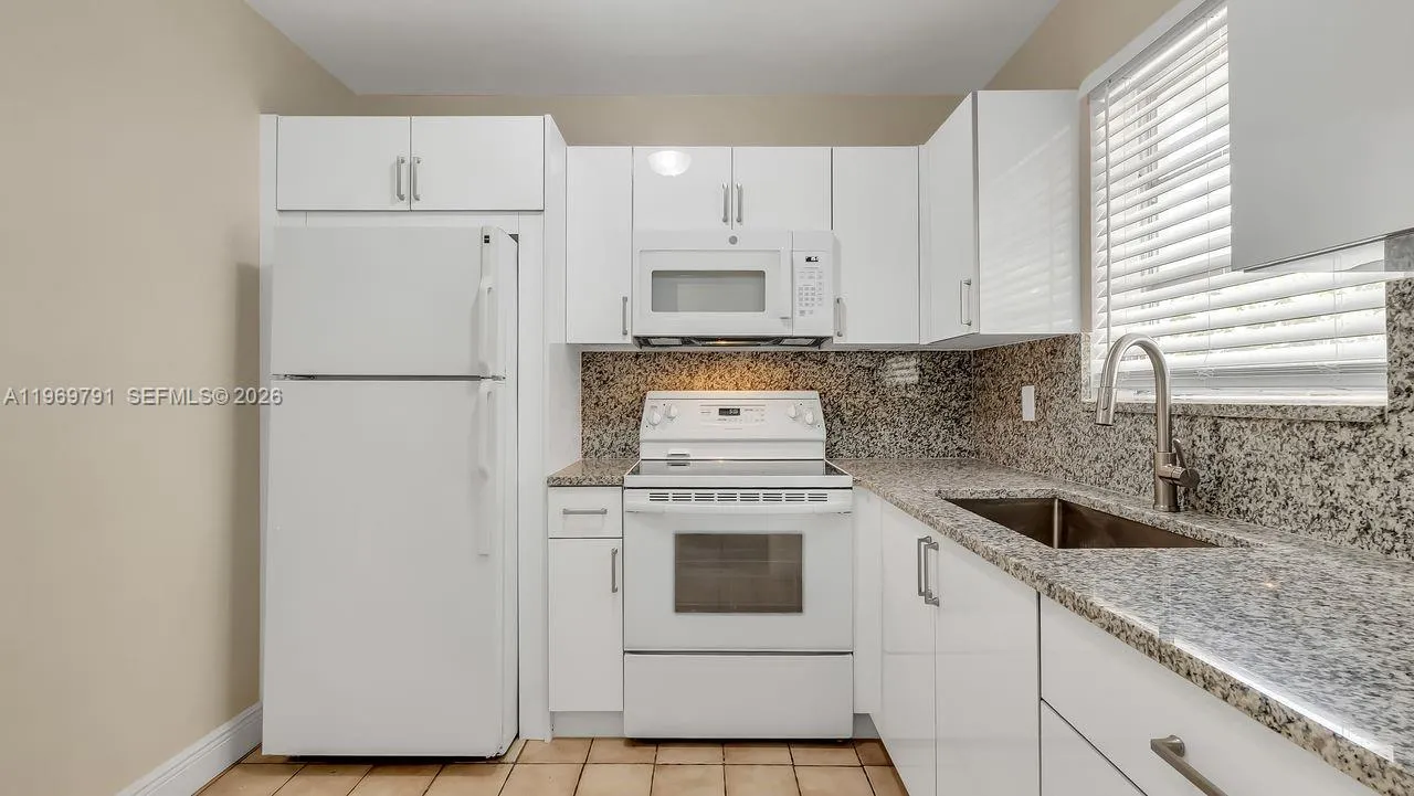 Apartment - new, full kitchen