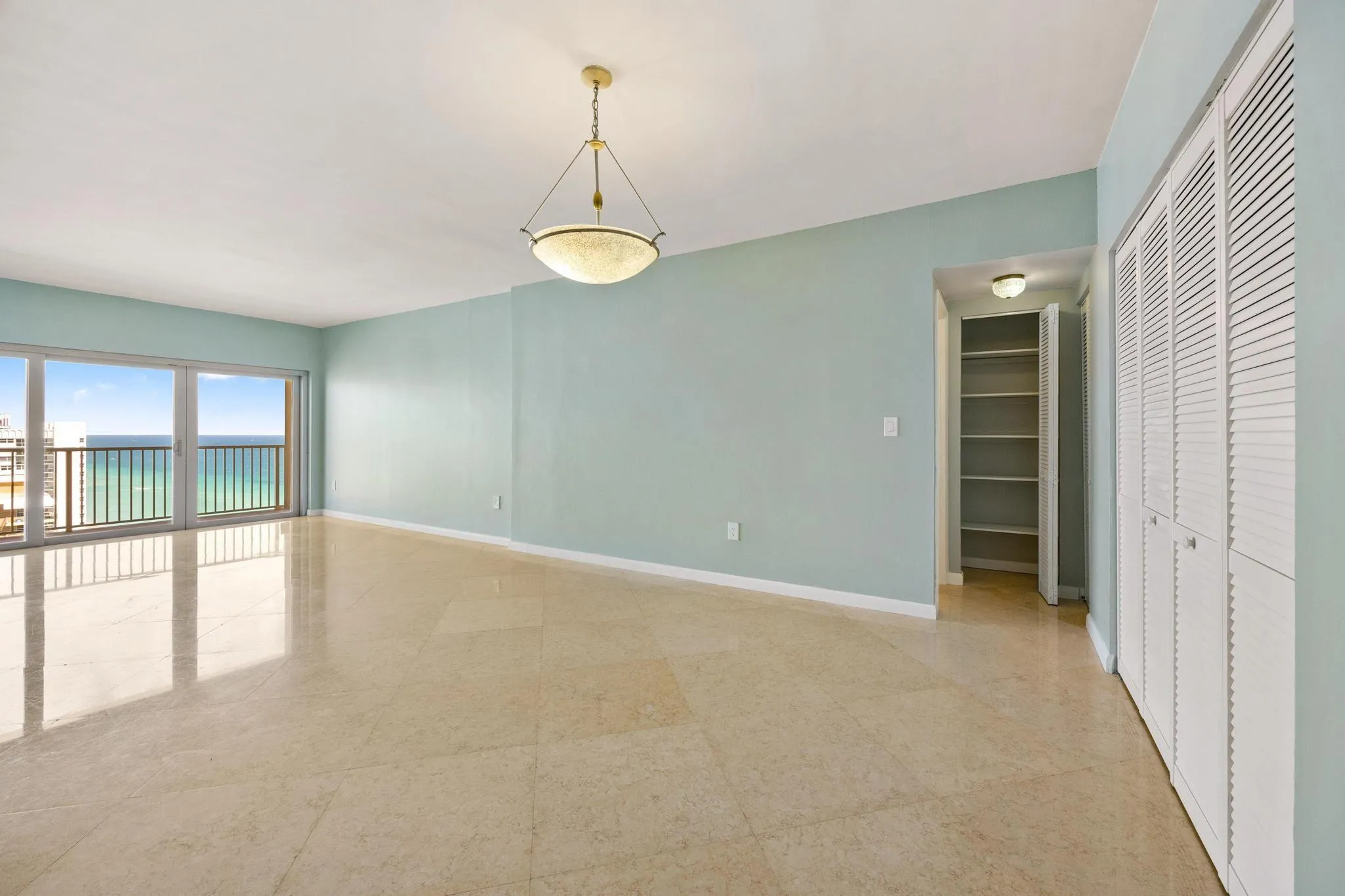 LIVING ROOM/DINING ROOM