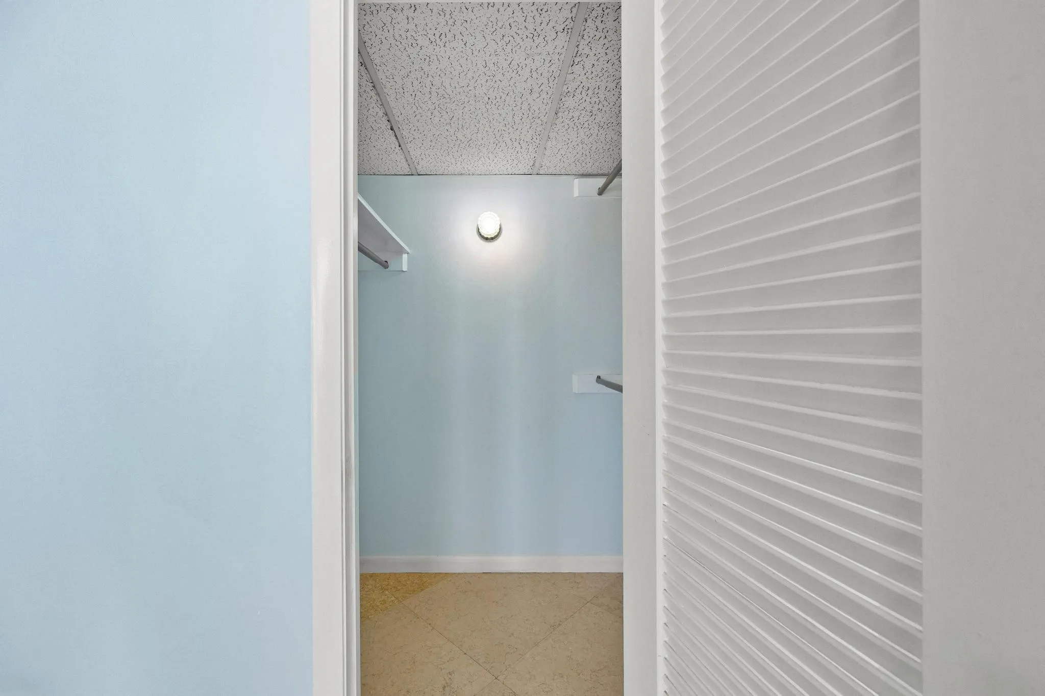 CLOSET PRIMARY BEDROOM