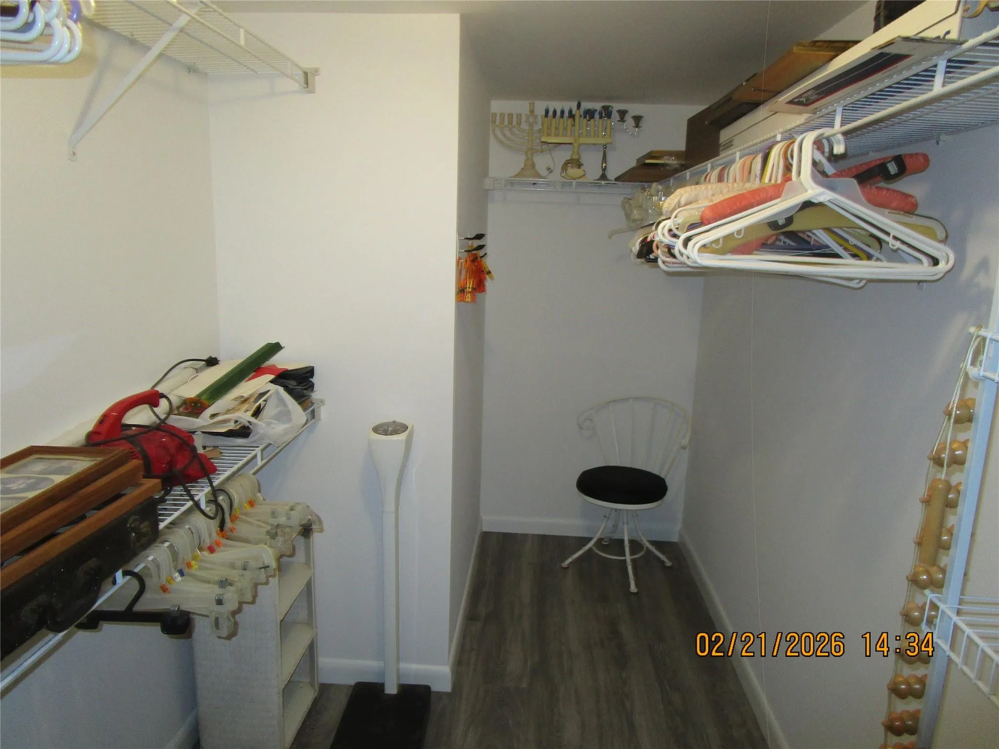 WALK-IN CLOSET