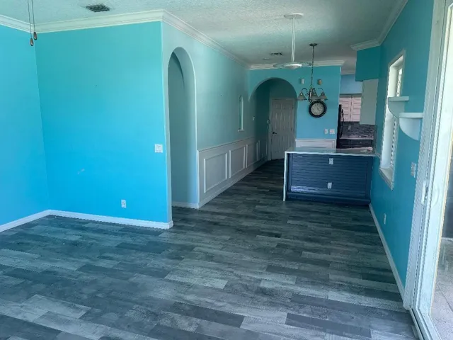 85 family room 3