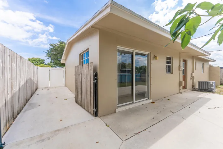 Rear Patio / Side Patio / Boat parking