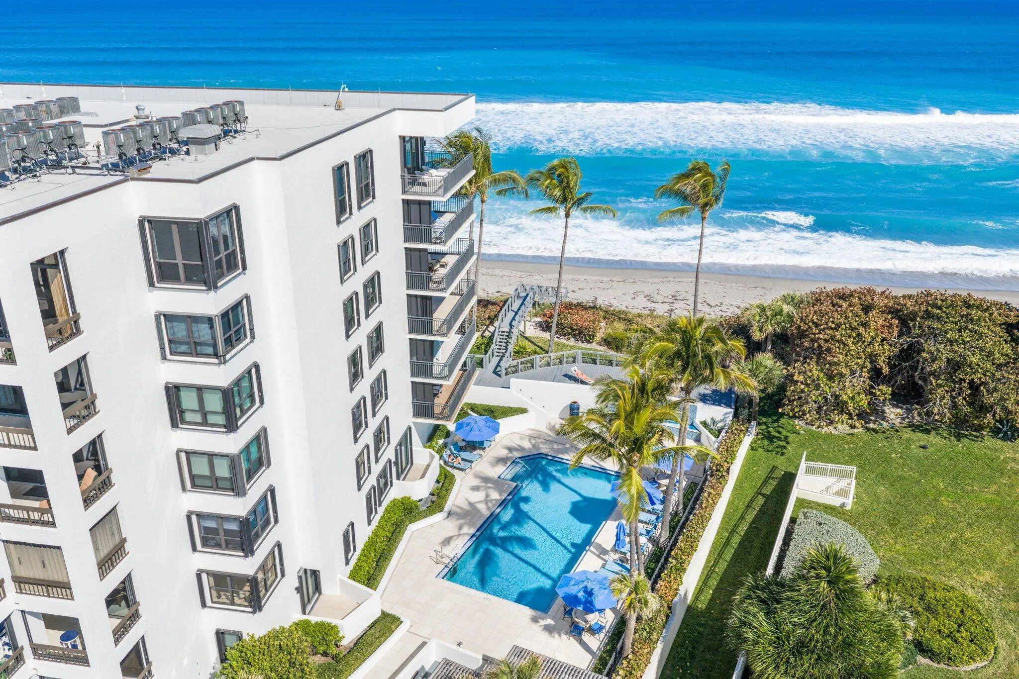 First Class Pool and Beach Acccess