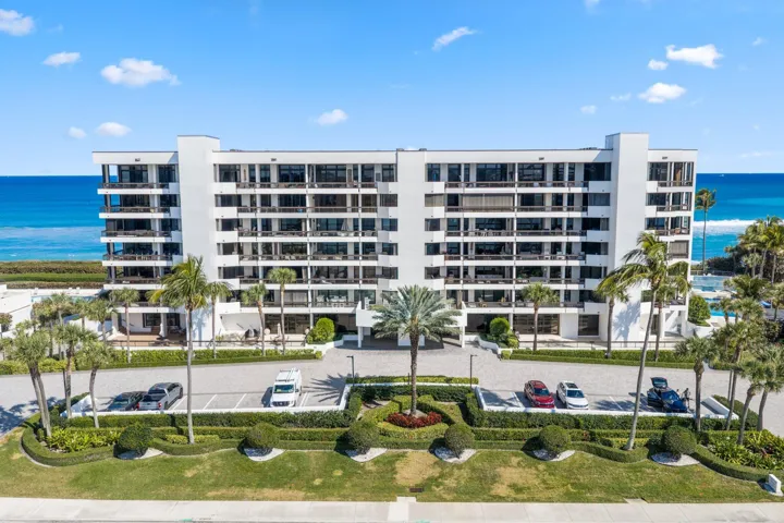 Elegant Fully Updated Building On Jupiter Island