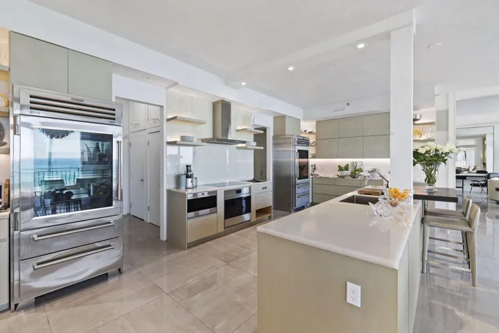 Chef’s Kitchen and Island