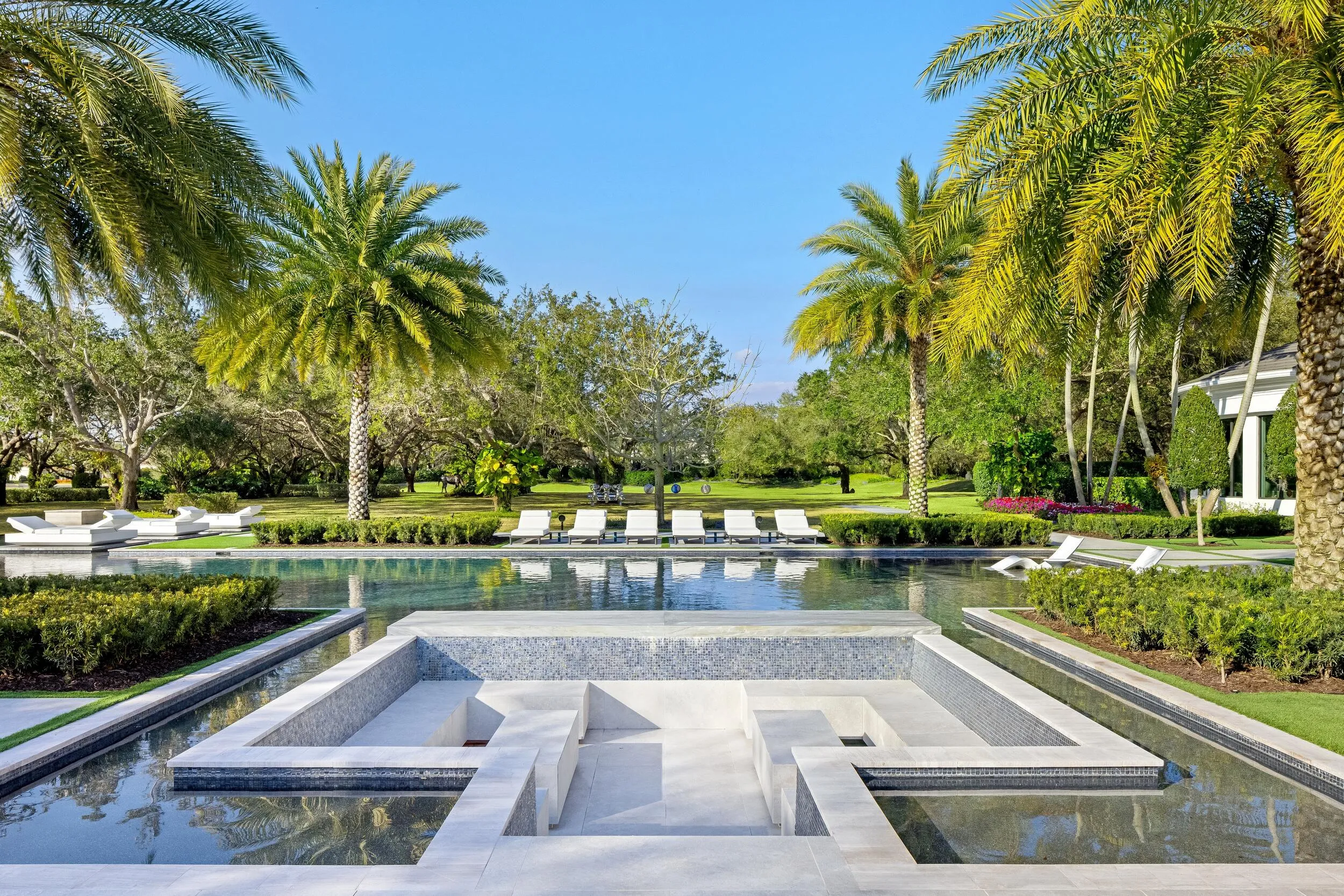 Pool conversation pit