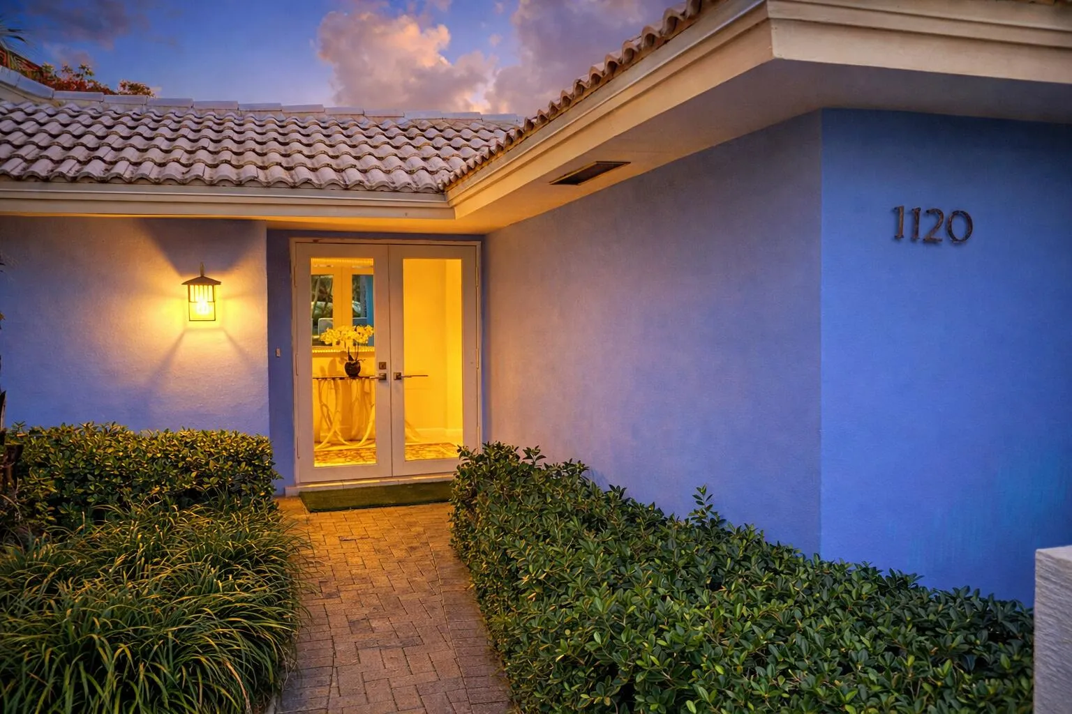 Warm cozy entrance - SW 15th ST