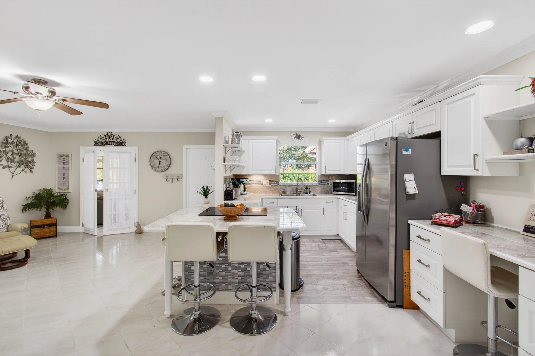 Open concept kitchen (3)