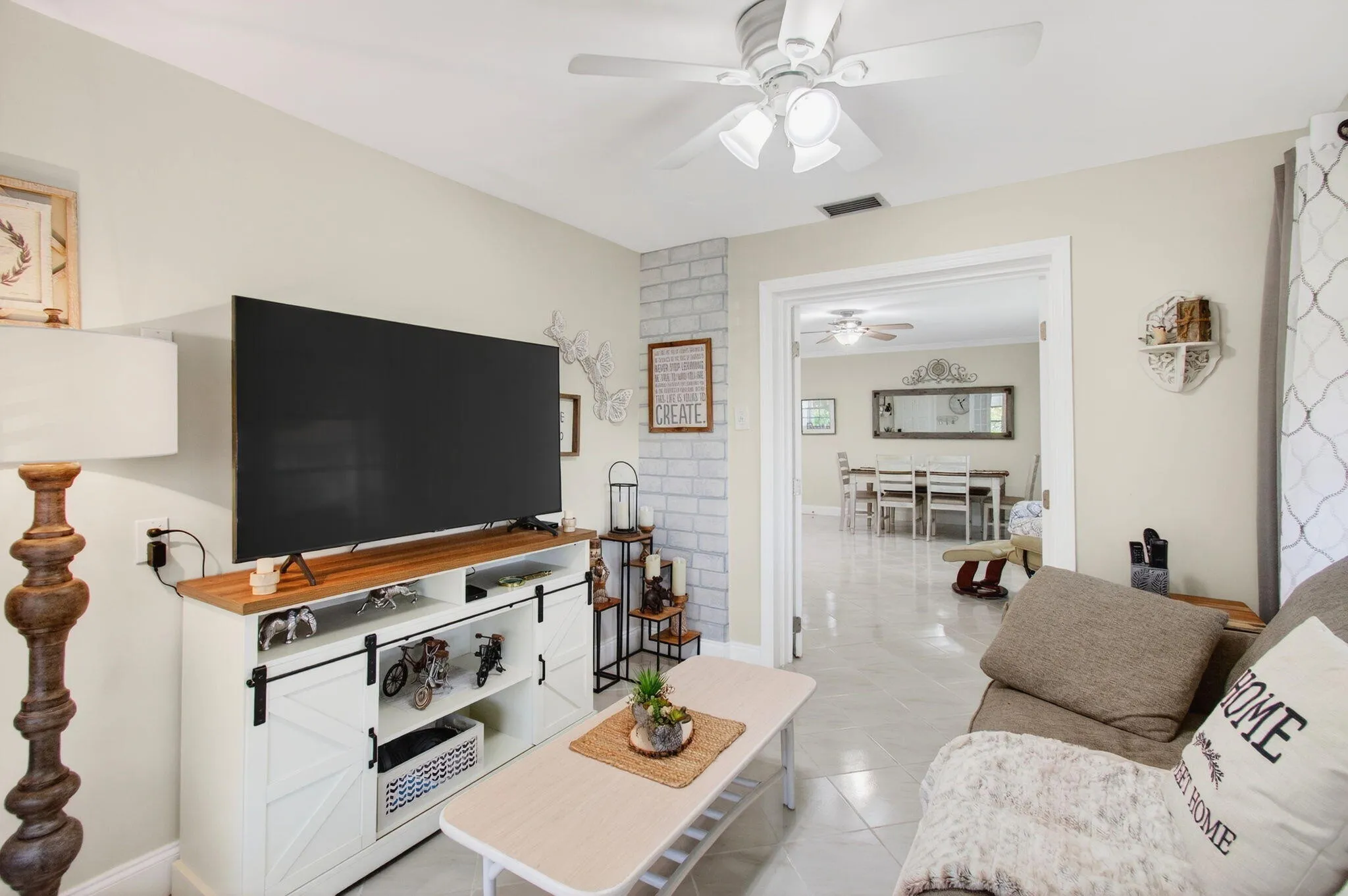 Enclosed Florida room under air (2)