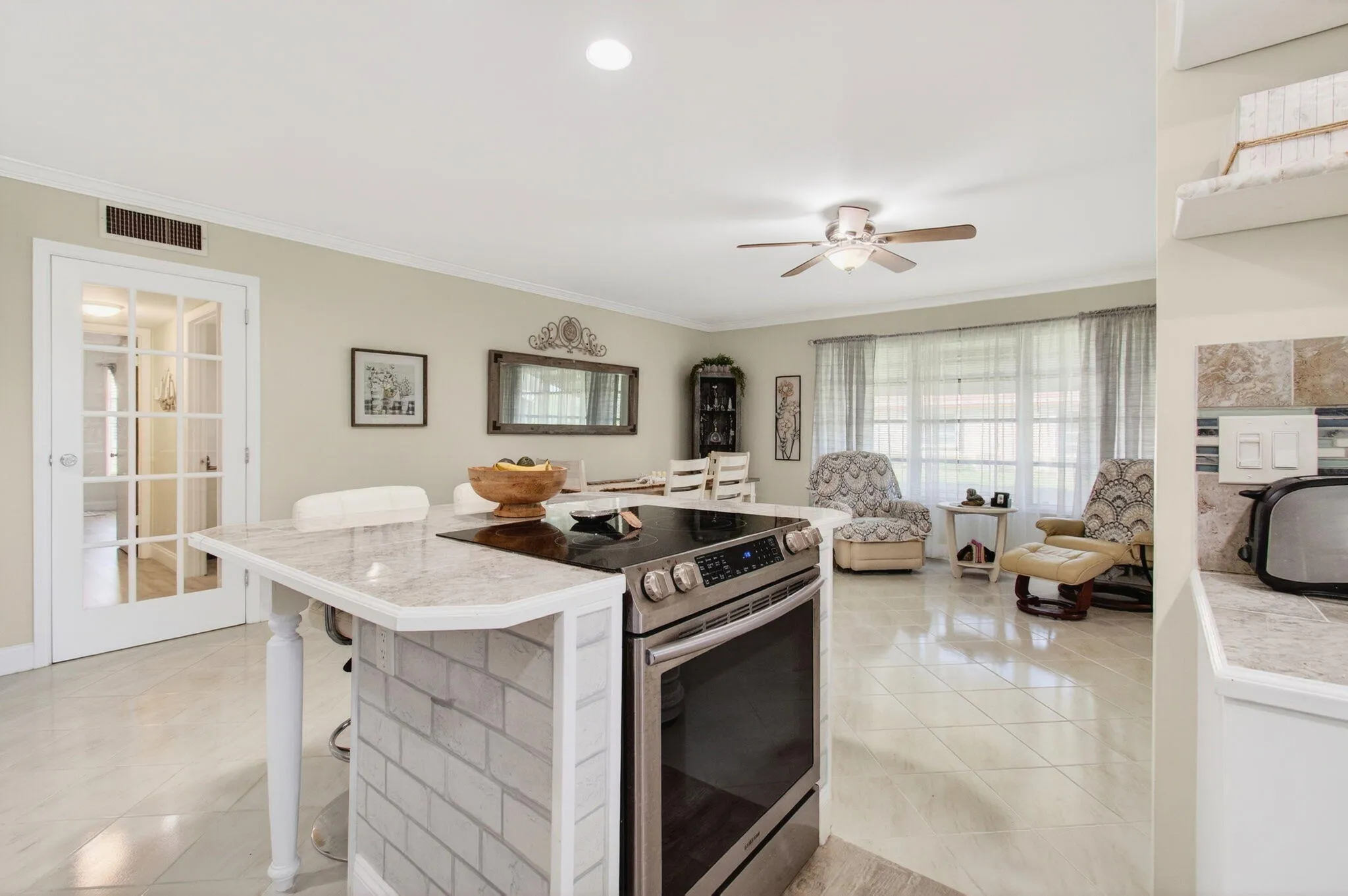 Open concept kitchen (8)