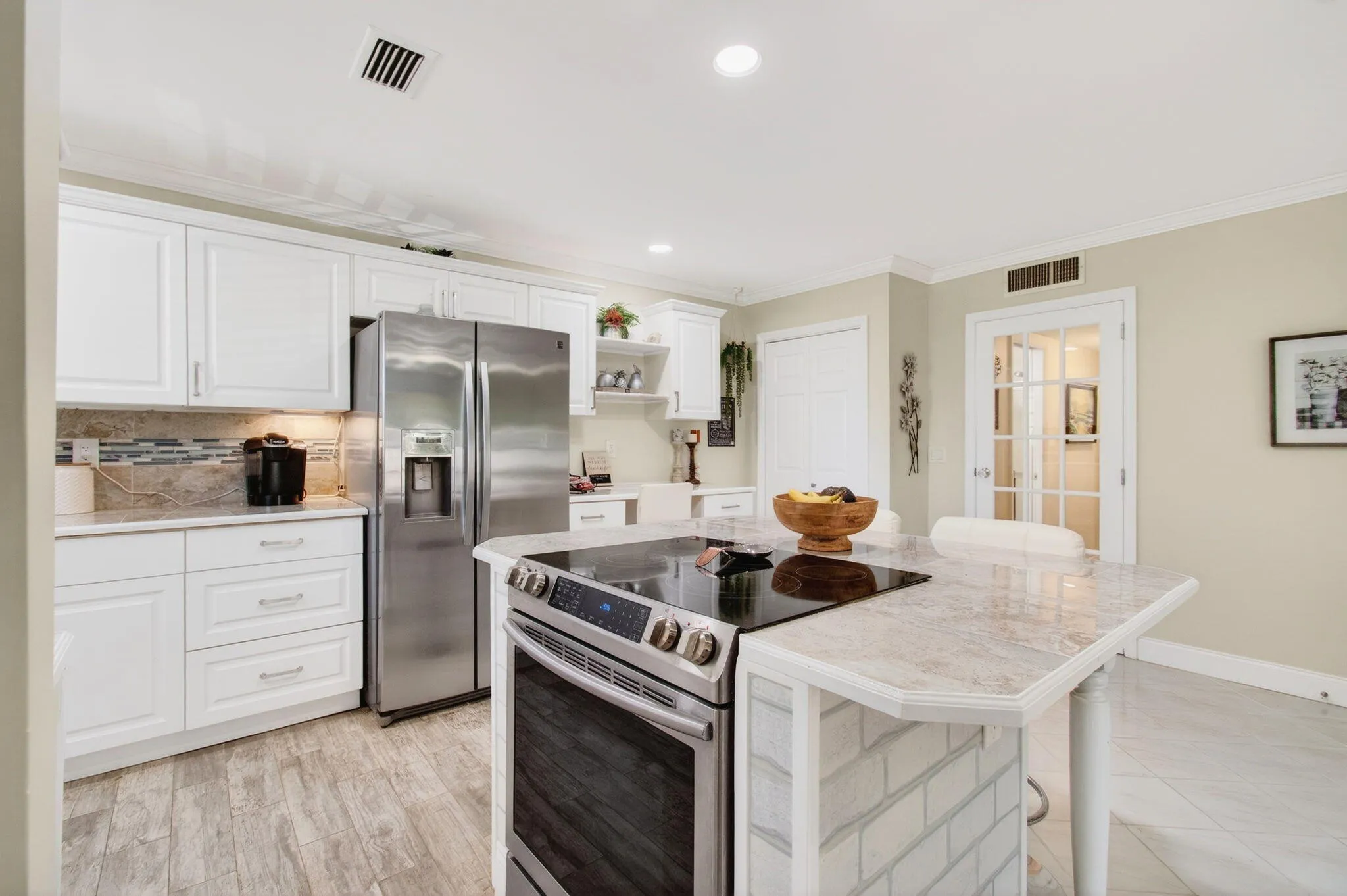 Open concept kitchen (10)
