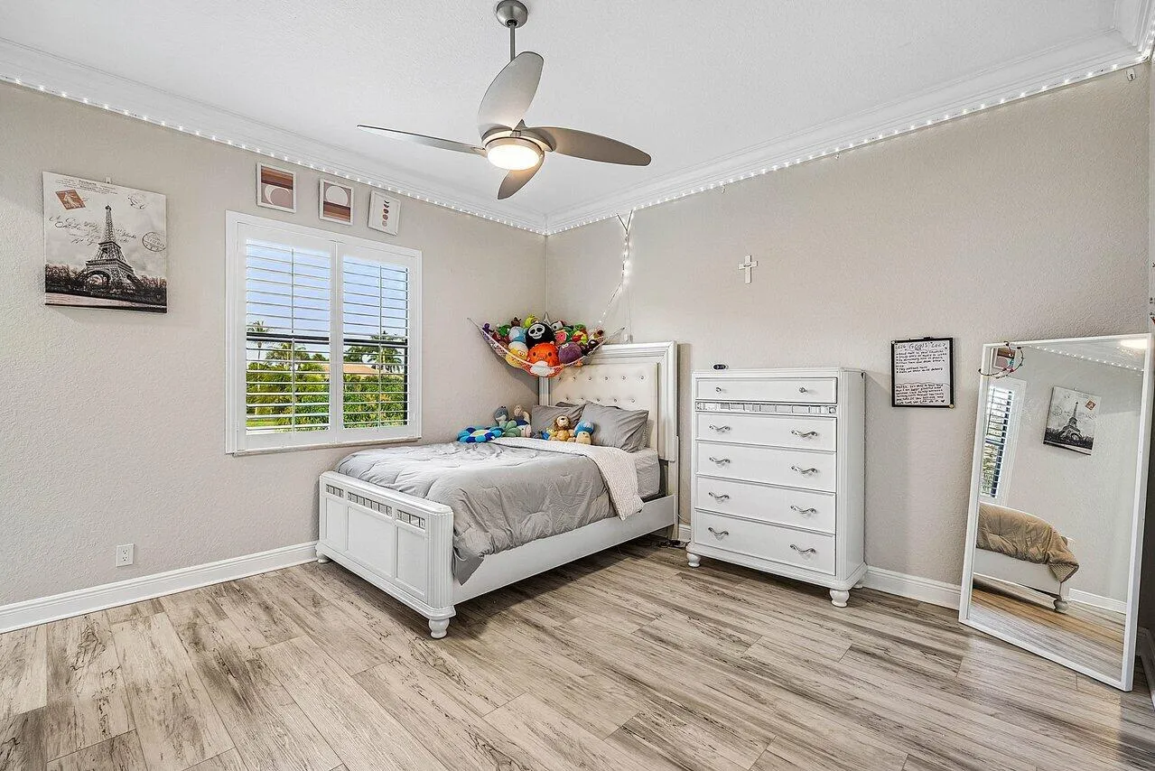 upstairs bedroom suite (bedroom 3)