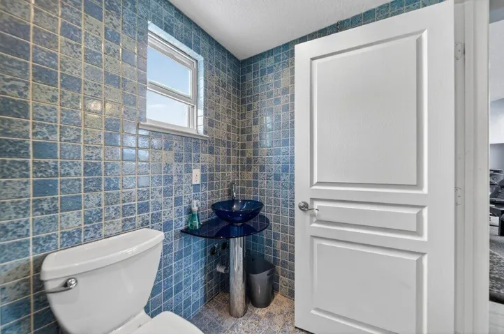 guesthousebath2.jpg-SMALL