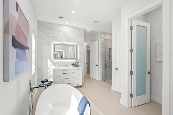 PRIMARY_BATHROOM_LOOKING_IN_DT